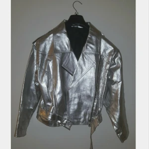 Skinnjacka i silver!  - Ascool silverjacka i äkta skinn. Fint skick. Storlek 38/M. Skriv gärna om du har frågor eller önskar fler bilder ⚔️