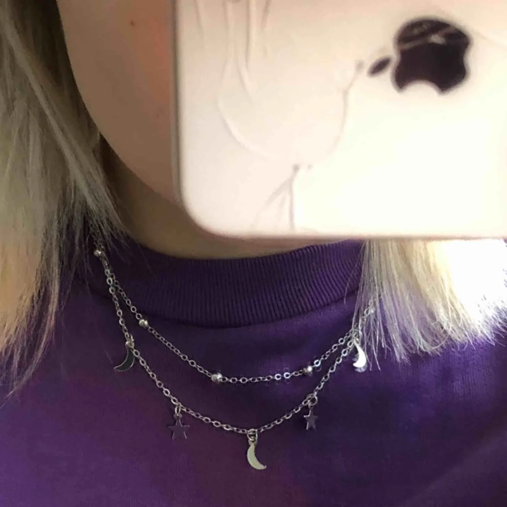 Skitsnyggt halsband med 2 kedjor<3 Supersöta månar och stjärnor på✨Säljer för att det inte kommer till användning tyvärr🥺 Köpt på WhiteMarket, frakt tillkommer. Övrigt.