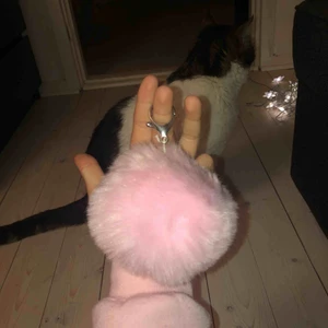  - Sälja denna fluff nyckelringen och använd ca tre gånger, bra skick❤️