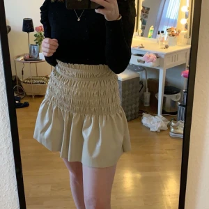 Skinnkjol  - Skinnkjol från Gina, aldrig använd därför säljs de, prislapp finns kvar! Storlek Xs. Ska varan fraktas kostar de 170kr ink frakt annars 150kr 