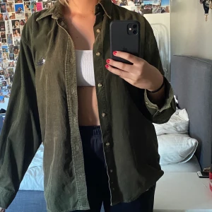 grön skjorta - skjorta köpt på beyond retro, frakt tillkommer