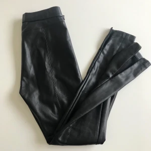 Byxor från Zara  - Byxor i fake läder/skinn från Zara. Dragkedja i midjan samt nere vid anklarna. Använda 1-2 gånger. Finns i Uppsala eller så står köpare för frakt 🥰
