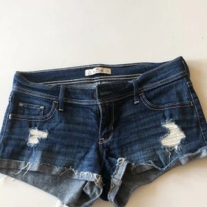 Hollister shorts i strl 5 - Storleken motsvarar en S men kan också passa en M. Knappt använda så i mycket fint skick utan slitage på varken färg eller material! Frakt ingår inte i priset