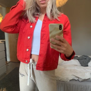 Jeansjacka - Jättefin röd jeansjacka, använd fåtal gånger. Superfint sick!!✨