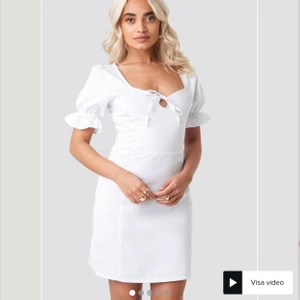 Klänning från AFJ x NAKD - Säljer finaste klänningen som jag hade på min student!! Från AFJ x NAKD. Storlek xs, köpt för 499 kr. Endast använd en gång på studenten, den är hel och fläckfri. 🤍 frakt tillkommer