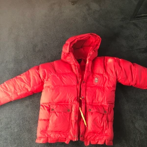 Fjällräven jacka  - Fjällräven jacka i fint skicka, andvänd under 1 vinter, nypris 6500. Köparen står för frakten 😀