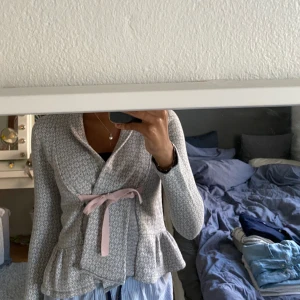 Odd Molly kofta  - Kofta från Odd Molly. Storlek XS/S. Säljs för används ej längre. Bra passform. Tight i ärmarna. 260 kr inklusive frakt!!