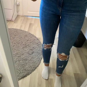 Jeans ifrån Gina Tricot  - Säljer dessa nästan helt oanvända jeans ifrån Gina Tricot.  