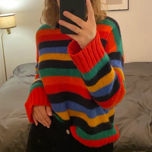 Stickad tröja - Superfin randig stickad tröja köpt på urban outfitters. Sitter något oversized på mig som är s/m. Endast använd 2 gånger, skick som nyköpt. Buda i kommentarerna eller skicka bud privat❤️