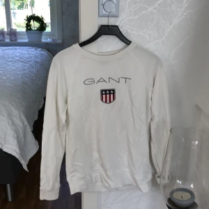 Gant tröja - En stil ren tjock tröja från gant. En vit tjock tröja som man kan använda till vardags men också till fest. kan matchas till nästan allting. Anvönts inte så mycket