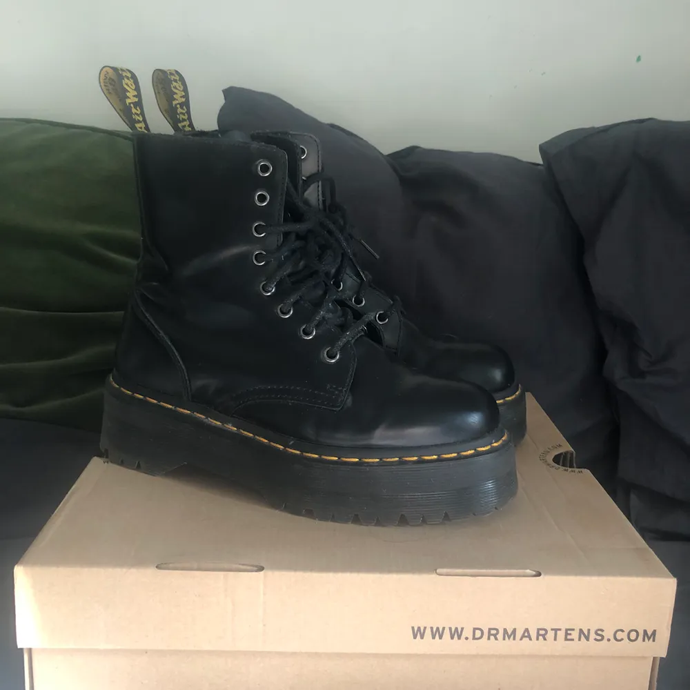 Platform Docs i modellen JADON. Köpta i Dr martens butiken i Stockholm. Knappt använda (har lite crease framtill). Perfekta nu till hösten!!🧶 Budgivning är avslutad.. Skor.