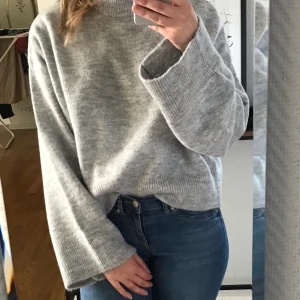 Grå stickad tröja strl S - En jätteskön grå stickad tröja från NAKD. Enbart provad. Säljer pga att den upplevdes lite för stor för mig som normalt har XS/S.  Passar även M skulle jag säga. Nypris 299kr.