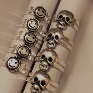 Silver-ringar - NUUUU finns ringarna tillbaka igen. Justerbara☺️Tänk på att berlocken är fastlimmad med superlim och inte fast svetsad. Både jag och min mamma har varit ”testkaniner” för alla ringar och vi har inte upplevt att någon ramlat av☺️ ————1 för 55kr eller två för 100kr   -Alltid gratis frakt i Sverige 📦  -OBS allt är desinfekterat innan postning✨ -bör ej komma i kontakt med vatten😁  -skriv i dm vid frågor & intresse💕