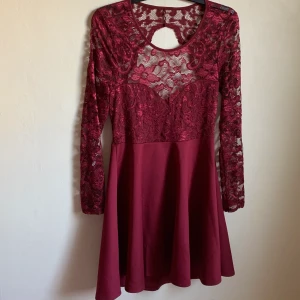 Vinröd klänning - Snygg vinröd klänning med öppen rygg. 