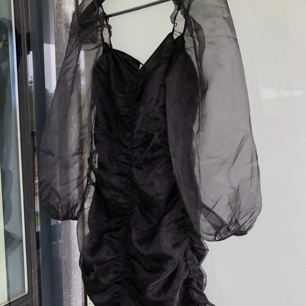 Supersnygg festklänning från Erica Kvams kollektion för NAKD. Säljes pga används tyvärr inte. . Klänningar.