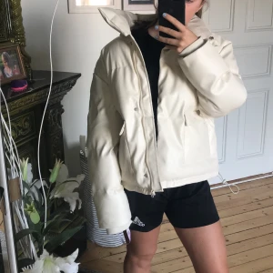 Jacka  - En jättefin jacka från missguided, säljer pga att den var för stor för mig! Aldrig använd, som ni ser är prislappen kvar❤️ frakt står köparen för❤️