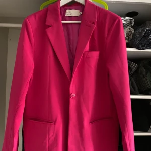 Rosa kavaj - Snygg rosa kavaj som tyvärr endast använts en gång då den inte riktigt passade mig. Den är oversize storlek 38.