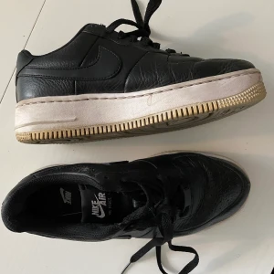 Svarta Nike skor  - Superfina skor, frakt: 63kr 💞💞