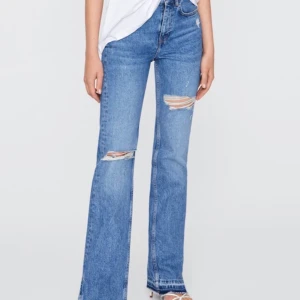 Jeans med slits - Ett par jätte fina och trendiga jeans från pull and bear. Jätte bekväma och är i nyskick. Storlek 36! 💞💞💜