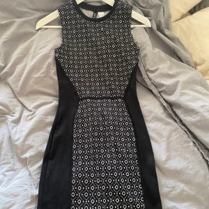 Klänning  - Svart-vit klänning! Supersnygg, är dock för liten för mig🥺 Skriv för fler bilder!💙