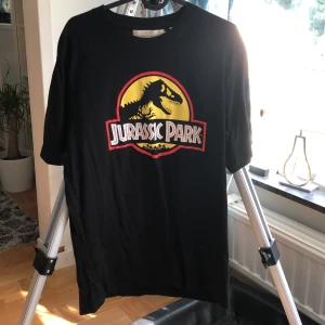 jurassic park tshirt - jurassic park graphic shirt köpt i h&m, i perfekt skick, aldrig använd !
