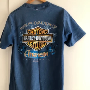 Vintage Harley Davidson t shirt - Säljer denna sjukt snygga Harley Davidson tröja i size M (men size). Den är i mycket bra vintage skick och har endast lite crackings på trycket, annars fel fri. Köpt på beyond retro och mer bilder kan fås vid intresse. 