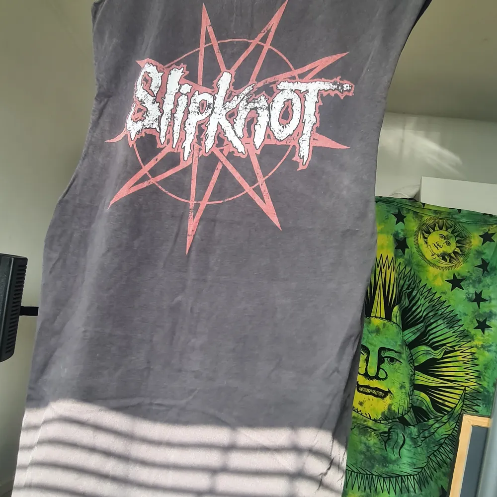 En lång grå Slipknot tröja från H&M i stl S. Jätte skön men lite för lång på mig därför tänker jag att någon annan kanske har användning för den 🤗. T-shirts.