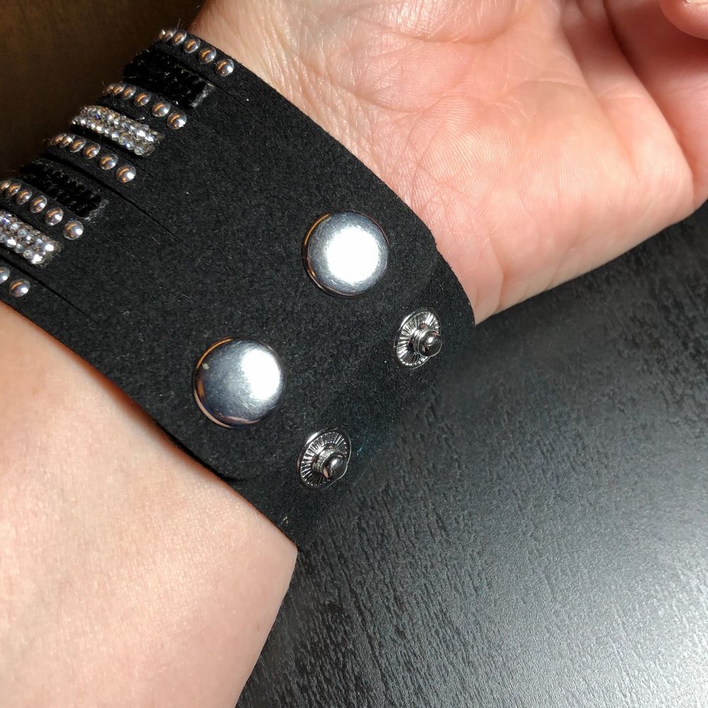 Armband svart - Accessoarer | Plick Second Hand
