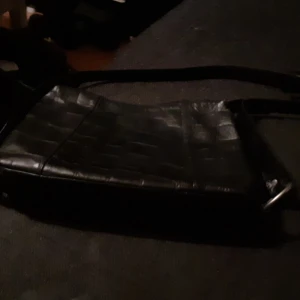 Väska - Krokodilskinnsaktig väska 