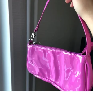 Väska - !Lägger ut igen pga oseriös köpare! Rosa lackväska,  Buda i kommentarerna från 60kr+frakt