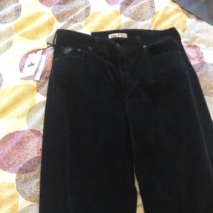 Lois jeans nya  - Helt nya lois jeans ! Köpte de för ett tag sen och glömde helt bort i garderoben och nu gillar inte jag de längre och det känns sp onödigt att kasta bort ett par bra jeans!