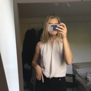 Blus - Suuuper fin blus i väldigt ljusrosa färg ifrån h&m i storlek S, 120kr, köparen står för frakten, skriv till mig om du är intresserad 💕💕