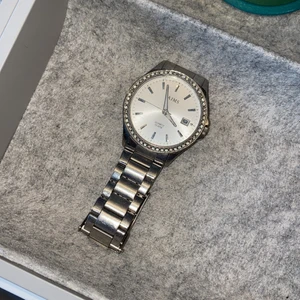 Klocka - Silver klocka från tajms, batteriet fungerar inte & klockan är lite repig på glaset!