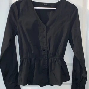 Svart peplum topp - Svart peplum topp med knappar från only, köpt på nelly. Storlek 34, Använd 2 gånger, fint skick, 100kr