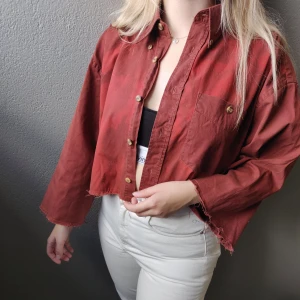 Distressed Button Up  - En distressed bleach dyed skjorta i storlek M-L . Fraktkostnad på 42kr tillkommer. ✨