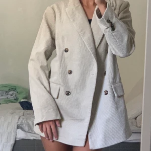 Kavaj från NAKD | storlek 34 - Beige kavaj från nakd, lång i modellen:)