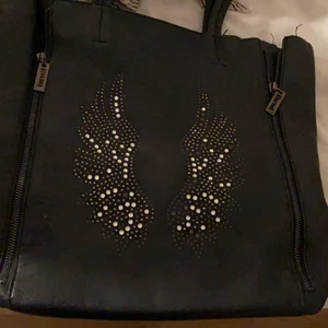 Väska - Säljer min väska oanvänd helt ny .