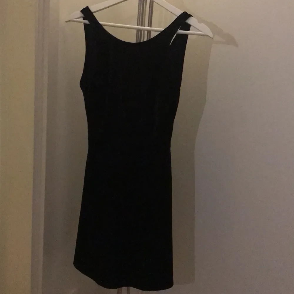 Sammets klänning från H&M, aldrig använd! Köpte den för några år sedan men den har aldrig kommit till användning då jag sällan har på mig klänningar, så den är i nyskick! Storlek 34, köparen står för frakt❤️. Klänningar.