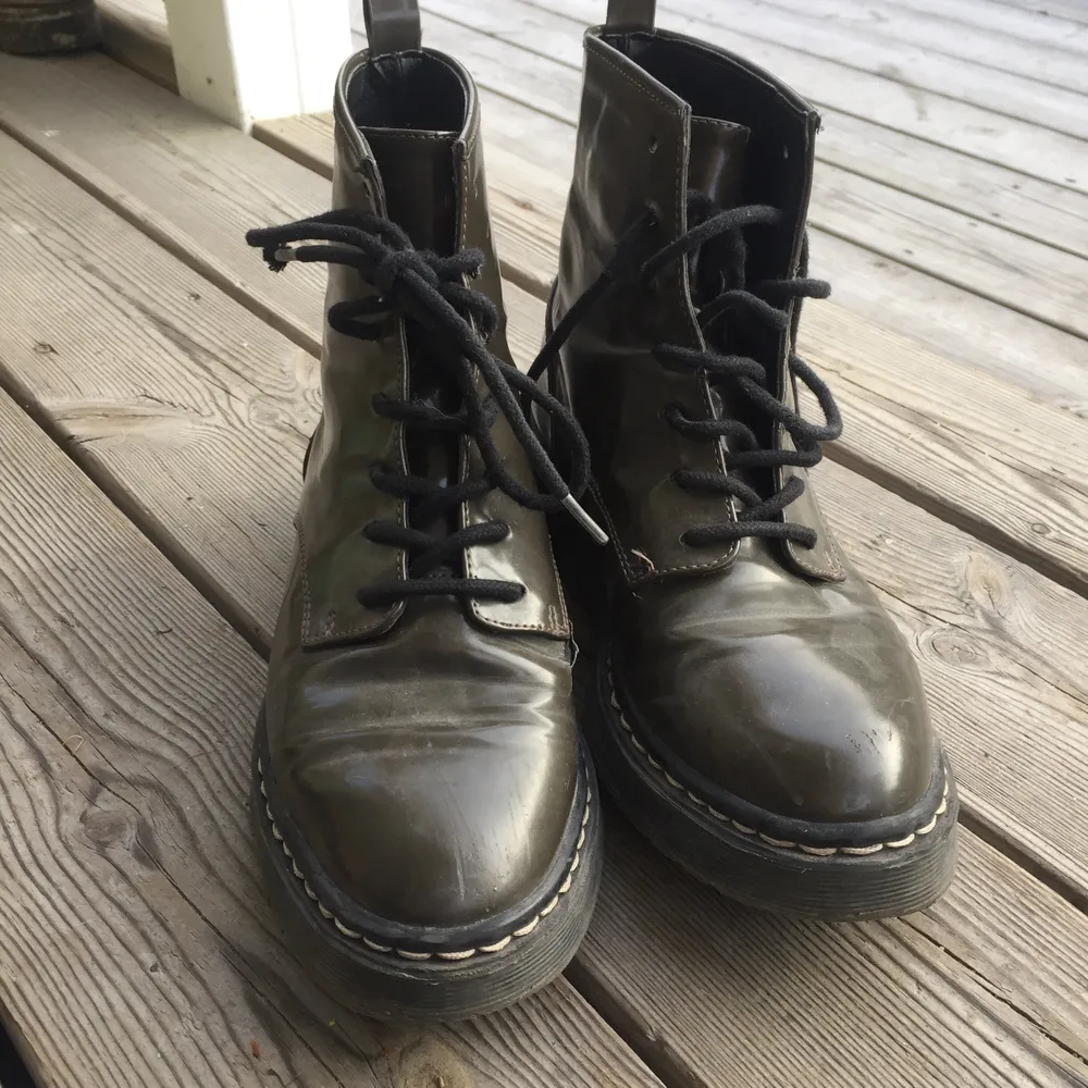 Dr Martens inspirerade boots i mörkgrön färg! Superfina och i nyskick förutom en slitning/jack på sidan (kan skicka bättre bild). Perfekta till hösten! . Skor.
