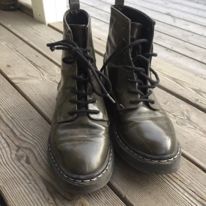 Gröna boots - Dr Martens inspirerade boots i mörkgrön färg! Superfina och i nyskick förutom en slitning/jack på sidan (kan skicka bättre bild). Perfekta till hösten! 