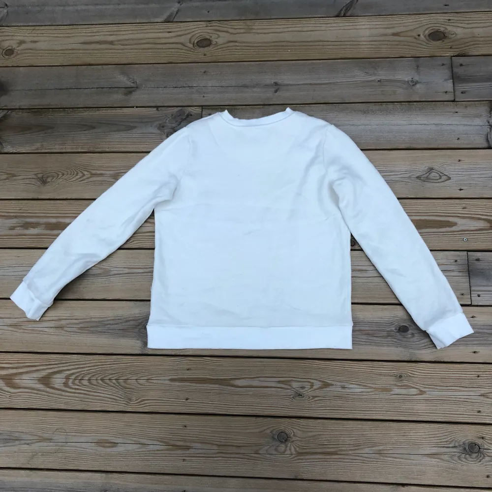 Bondelid tröja vit, använd få tal gånger och säljs för att den inte kommer till användning✨ bra skick och super skön✨ ny pris ; 499kr. Tröjor & Koftor.