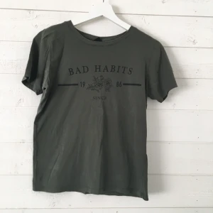 Gina tricot tröja med tryck - Köpte denna mörkgröna t-shirt för ca 2 år sedan på Gina tricot. Den är välanvänd men i bra skick. Den är i storlek S. Du som köpare står för frakten❤️