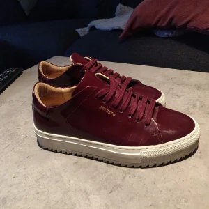 Axel Arigato vinröda - Skor från Axel Arigato, sparsamt använda så väldigt bra skick. Storlek 37. 350 kr inkl frakt eller 300 utan frakt, hämtas då i Bromma/Alvik  