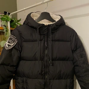 D brand jacka - Svart D brand vinterjacka, håller dig varm på vintern. Använd endast några få gånger. Budgivning från 500kr 