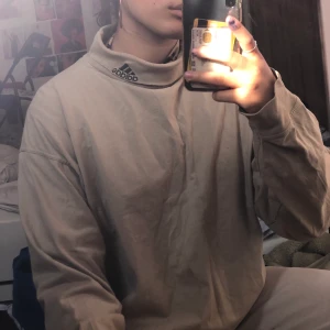 Adidas polo - Nice adidaspolo köpt på humana second hand😇❤️ dock en missfärgning vid kragen, och har dessutom klippt den själv pga den var för lång🤒