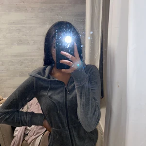 Grå hoodie ifrån cubus - Grå huvtröja ifrån Cubus storlek xs men passar s helt oandvänd endast testad. Stor och mysig luva. Har även ett par gråa Cubus mjukisbyxor till salu.