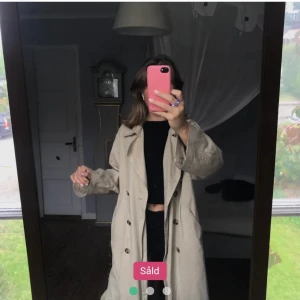 monki trenchcoat  - jättefin trenchcoat från monki, köpt på plick men tyvärr lite för stor för mig annars fint skick 🤗🌸 köpare står frakten. 
