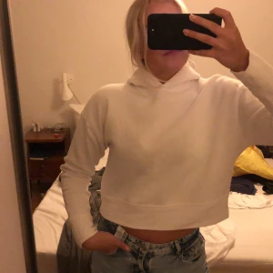 Croppad hoodie - Skitsnygg vit croppad hoodie från Zara! Säljer då den tyvärr inte kommer till användning :(( den är superskön och luvan är perfekt storlek (dvs inte för liten som många kan vara!!) fint skick! FRAKT TILLKOMMER!!