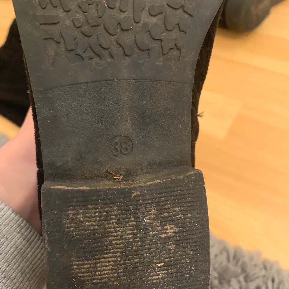 Svarta overknee skor från XIT. Använda en del men inget fel på dom. Dragkedjorna funkar super. . Kengät.