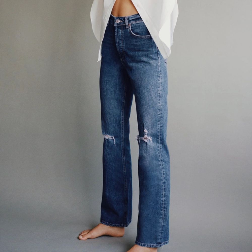 Säljer dessa bootcut jeans från zara i storlek 36. Aldrig använda, köpta för 400 kronor. . Jeans & Byxor.
